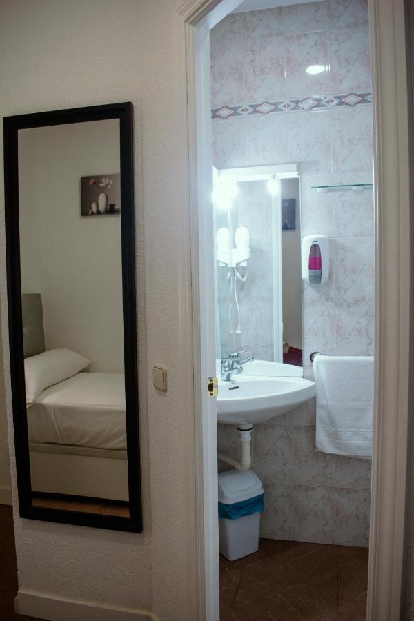 Hostal Artico Madrid Bagian luar foto