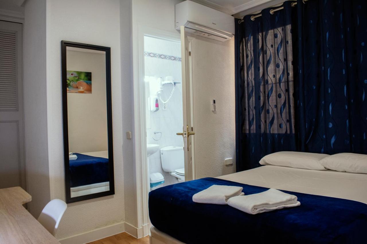 Hostal Artico Madrid Bagian luar foto