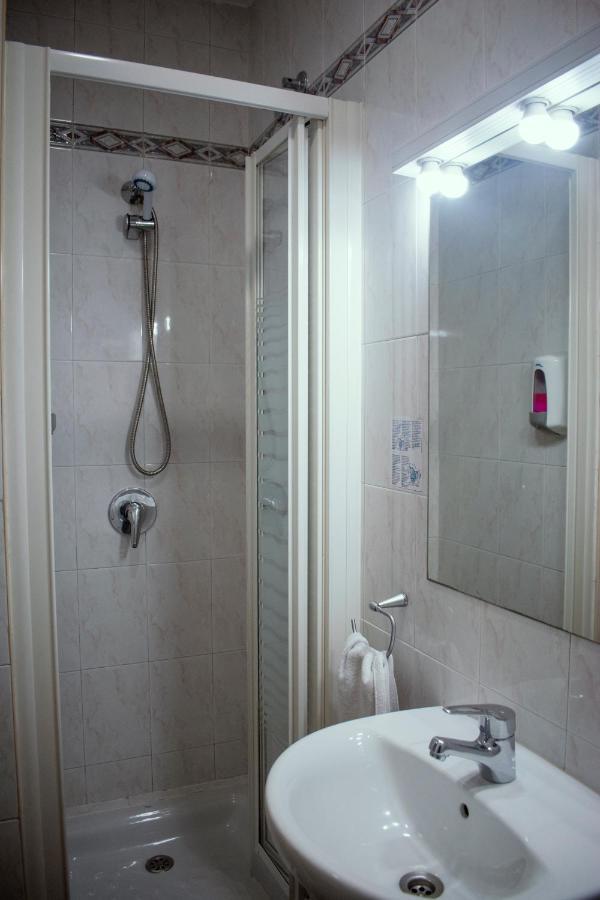 Hostal Artico Madrid Bagian luar foto