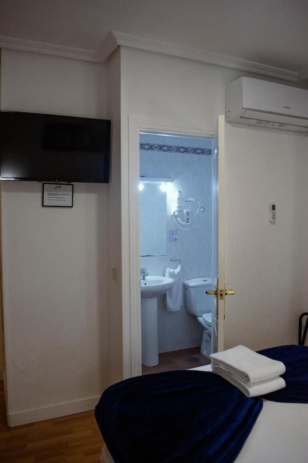 Hostal Artico Madrid Bagian luar foto