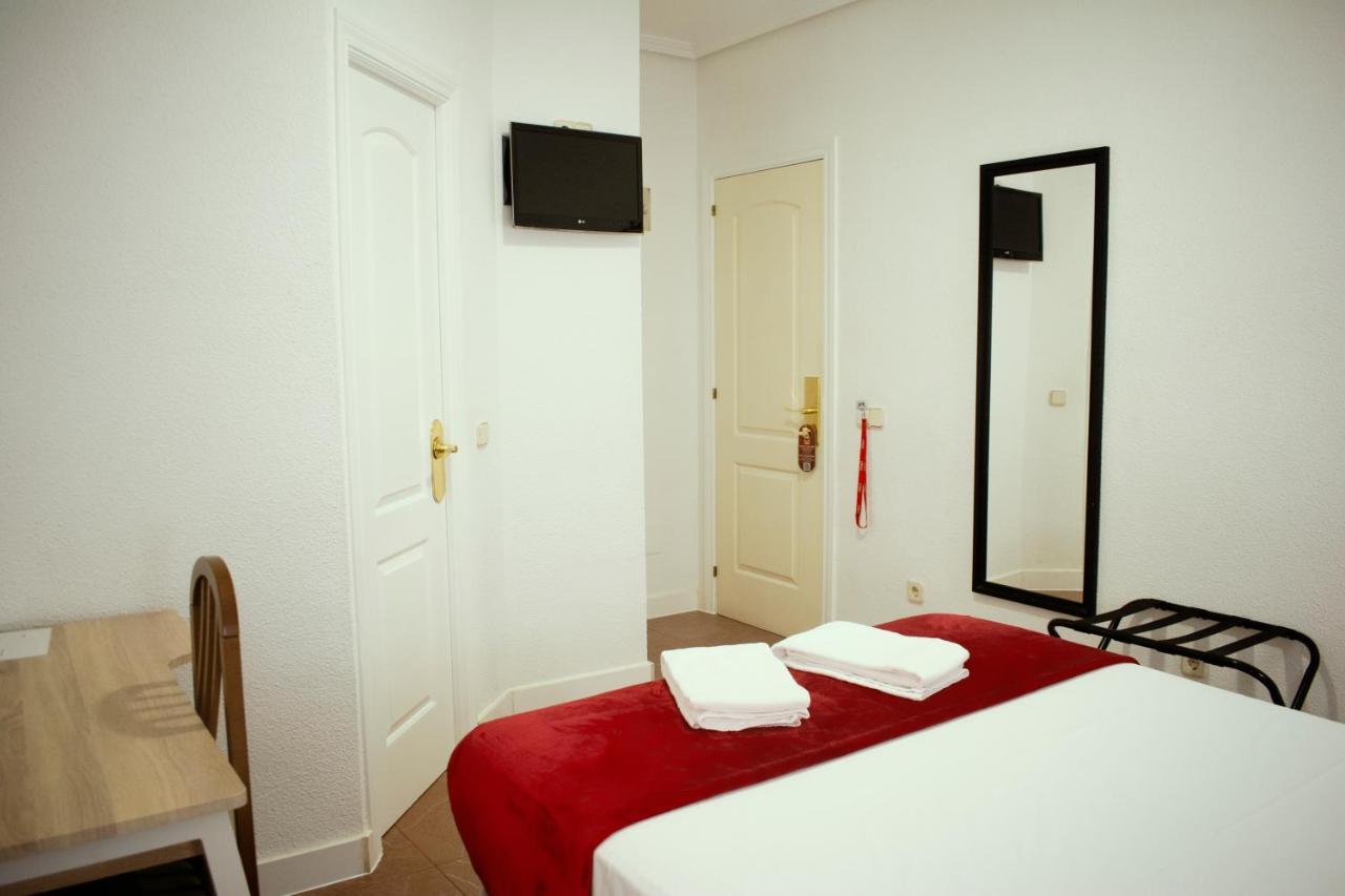 Hostal Artico Madrid Bagian luar foto