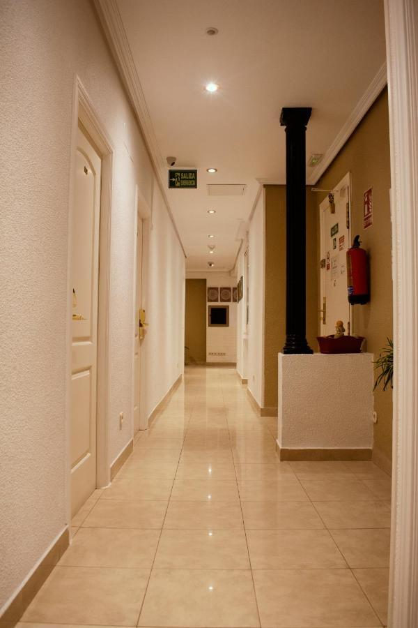 Hostal Artico Madrid Bagian luar foto