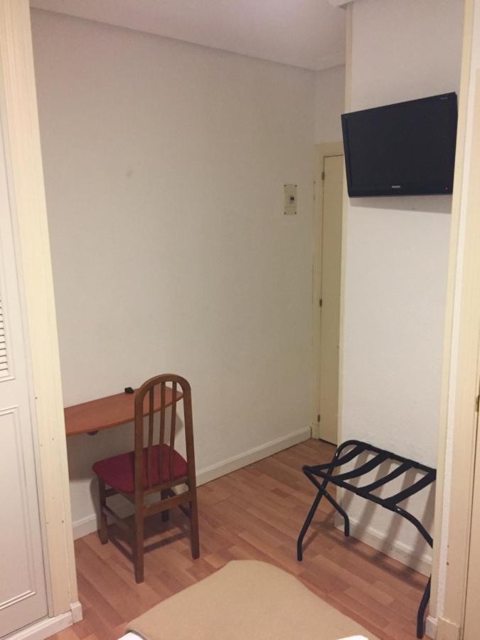 Hostal Artico Madrid Bagian luar foto